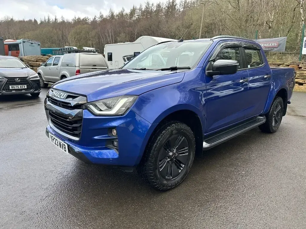 Used Isuzu D-Max 163 HP (119 kW) 2023 Blue Pickup