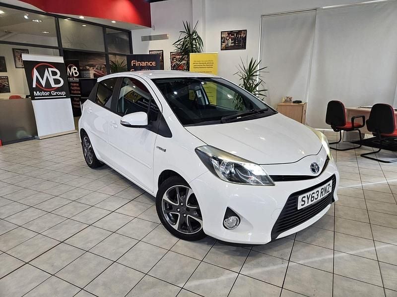 White Used 2014 Toyota Yaris Hybrid Trend Hatchback | £6,993 - Image 1/4