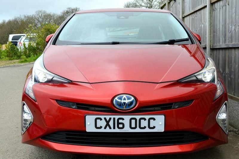 Used Toyota Prius 2016 Red Hatchback