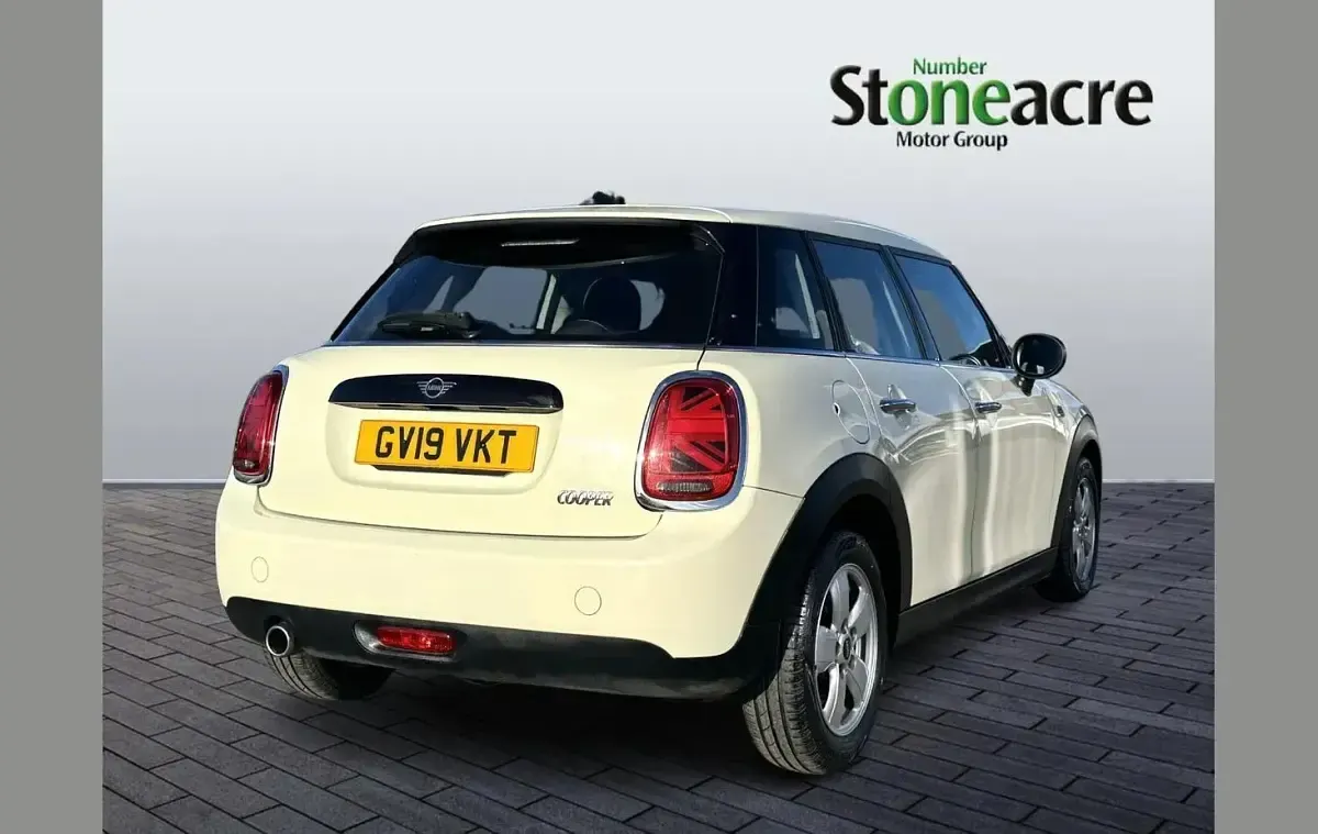 Usado Mini Cooper Classic 134 HP (98 kW) 2019 Branco Citadino