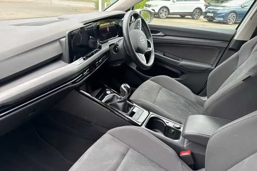 Second-hand VW Golf VIII 130 CP (95 kW) 2023