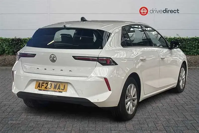 Used Vauxhall Astra Design Edition 110 HP (80 kW) 2023 White Hatchback