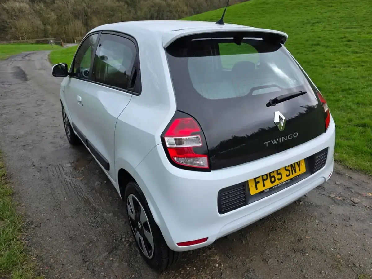 Second-hand Renault Twingo Play 70 CP (51 kW) 2015 Alb Hatchback