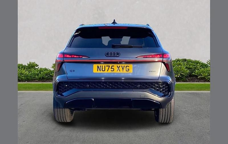 Używany Audi Q3 Business 261 KM (191 kW) 2025 Szary SUV