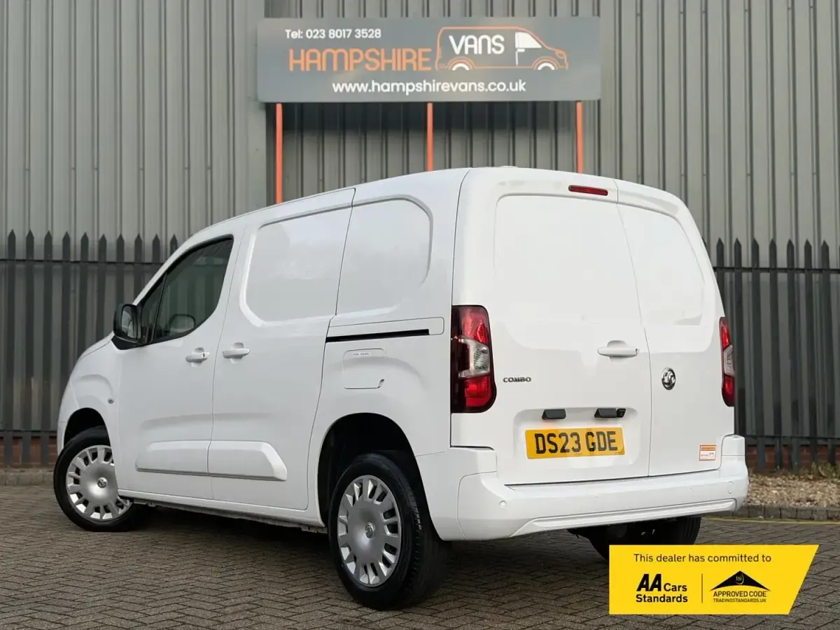 Second-hand Vauxhall Combo S 100 CP (73 kW) 2023 Alb Van