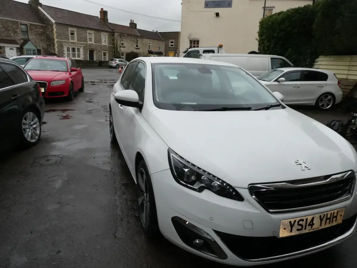 Usado Peugeot 308 Allure 130 CV (95 kW) 2014 Blanco Utilitario