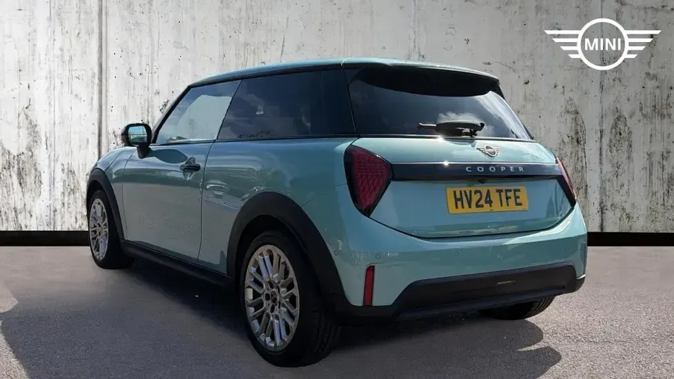 Used Mini Cooper Hatch 154 HP (113 kW) 2024 Green Hatchback