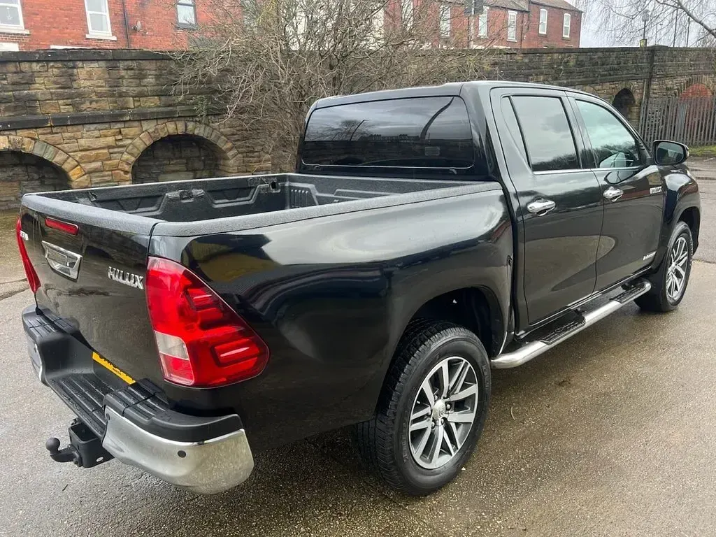 Used Toyota HiLux 150 HP (110 kW) 2019 Black Pickup
