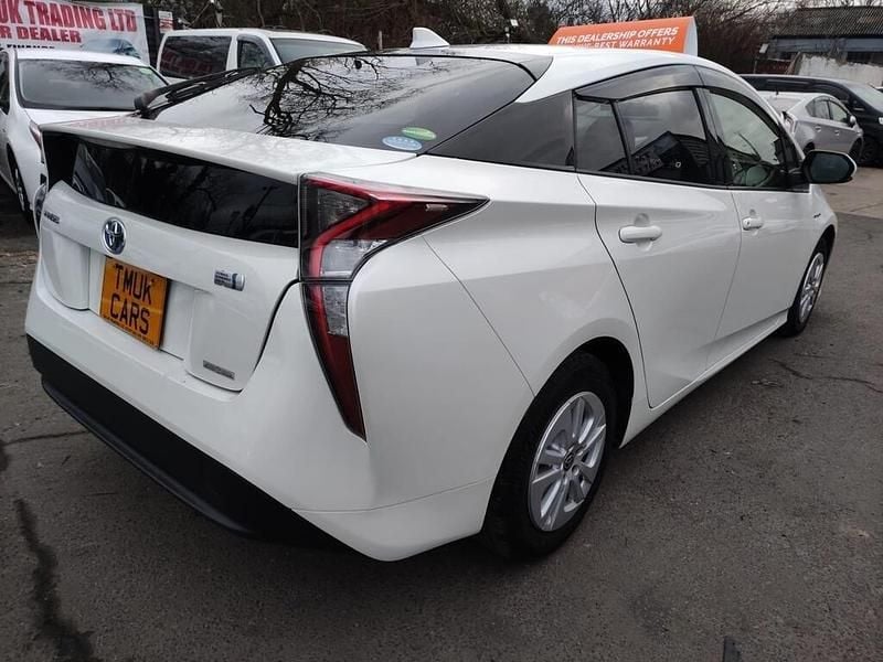 Used Toyota Prius 2017 White Hatchback