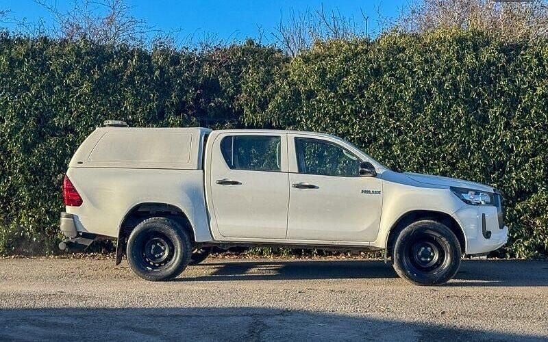Second-hand Toyota HiLux Active 150 CP (110 kW) 2024 Pickup