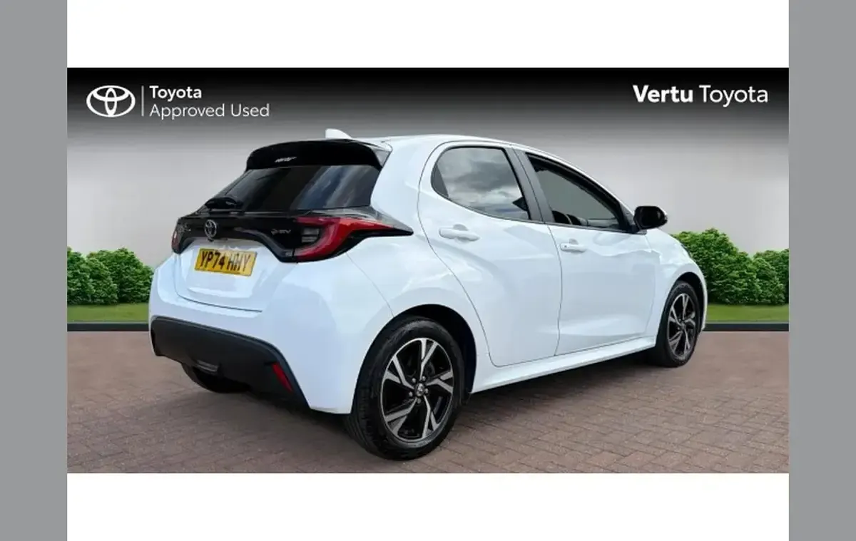 Used Toyota Yaris Design 113 HP (83 kW) 2024 White Hatchback