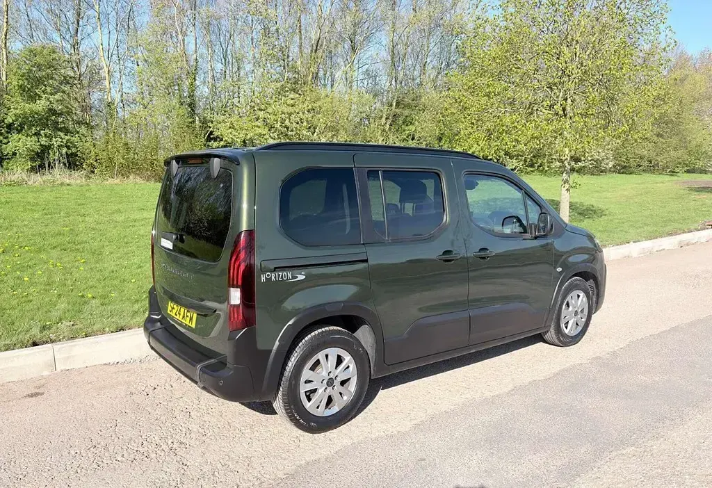 Used Peugeot Rifter Allure 100 HP (73 kW) 2024 Green MPV