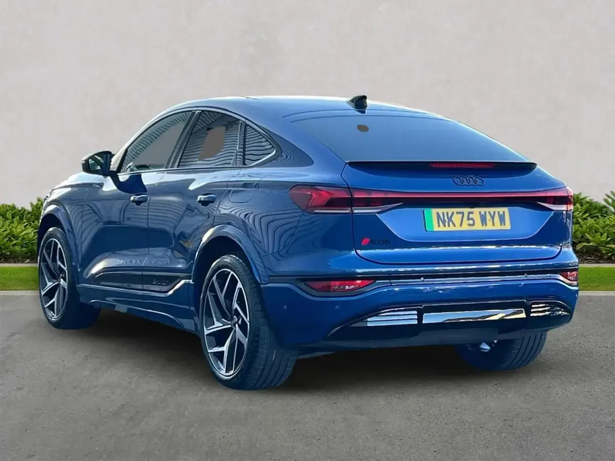 Begagnad Audi e-tron Business 359 kW (489 HK) 2025 Blå SUV