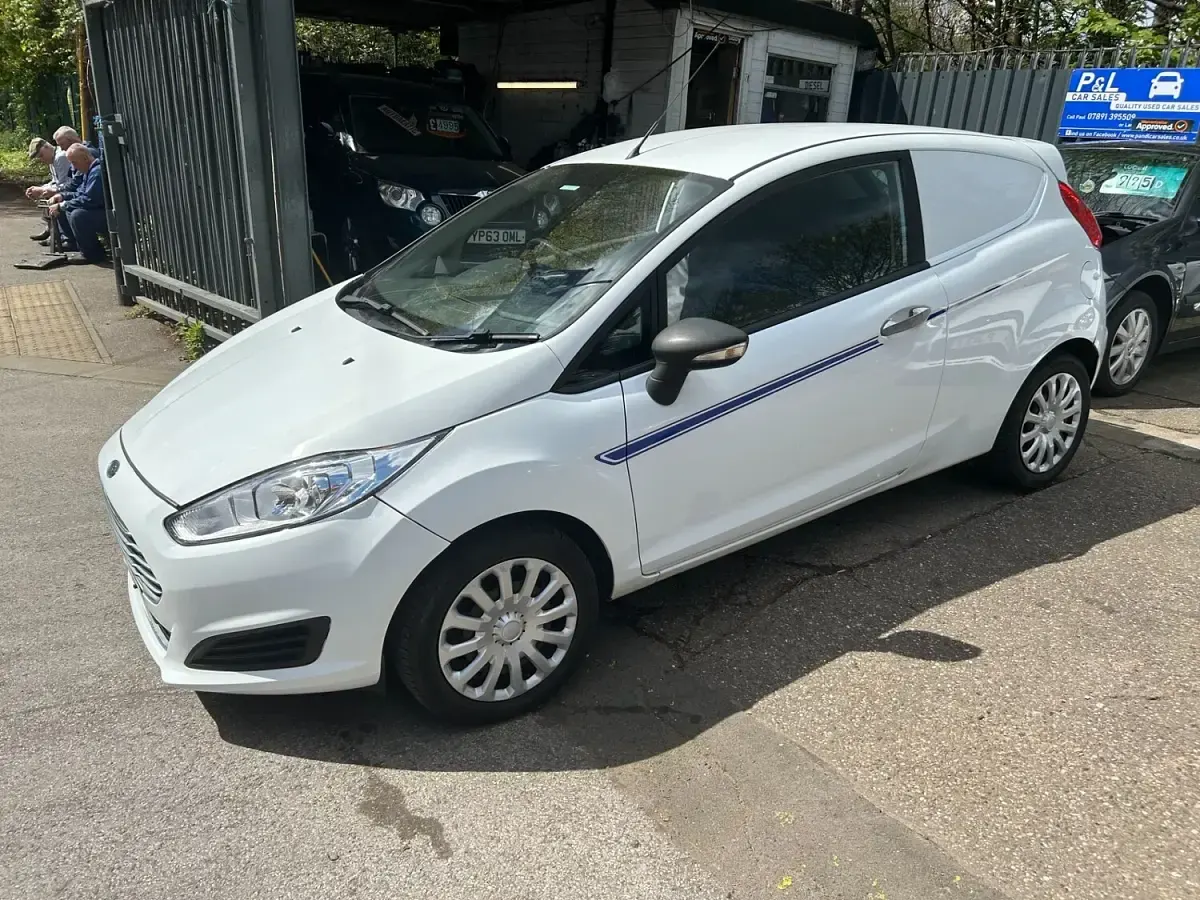 Used Ford Fiesta 75 HP (55 kW) 2015 White Hatchback