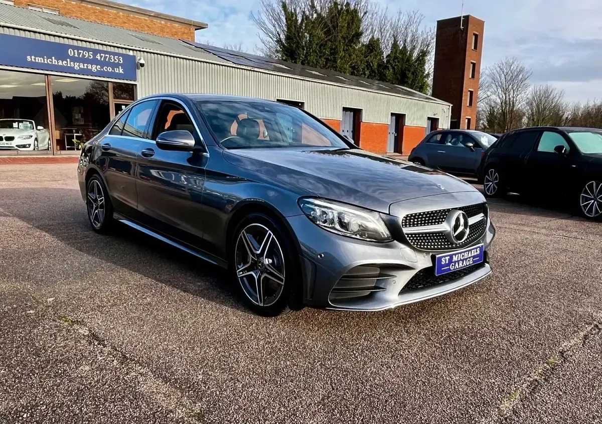 Usado Mercedes C300 AMG Line Premium 2018 Gris Berlina