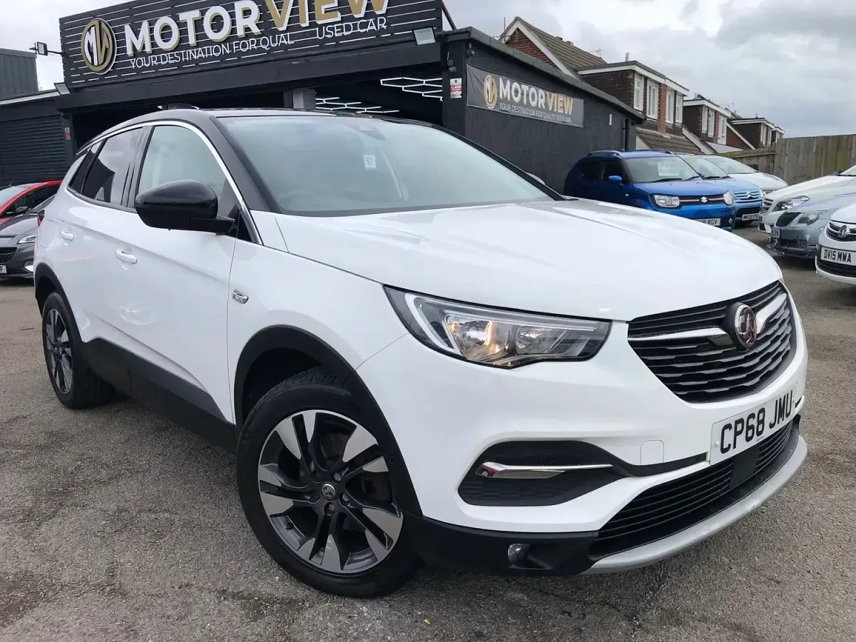 Used Vauxhall Grandland X Sport 130 HP (95 kW) 2019 White SUV