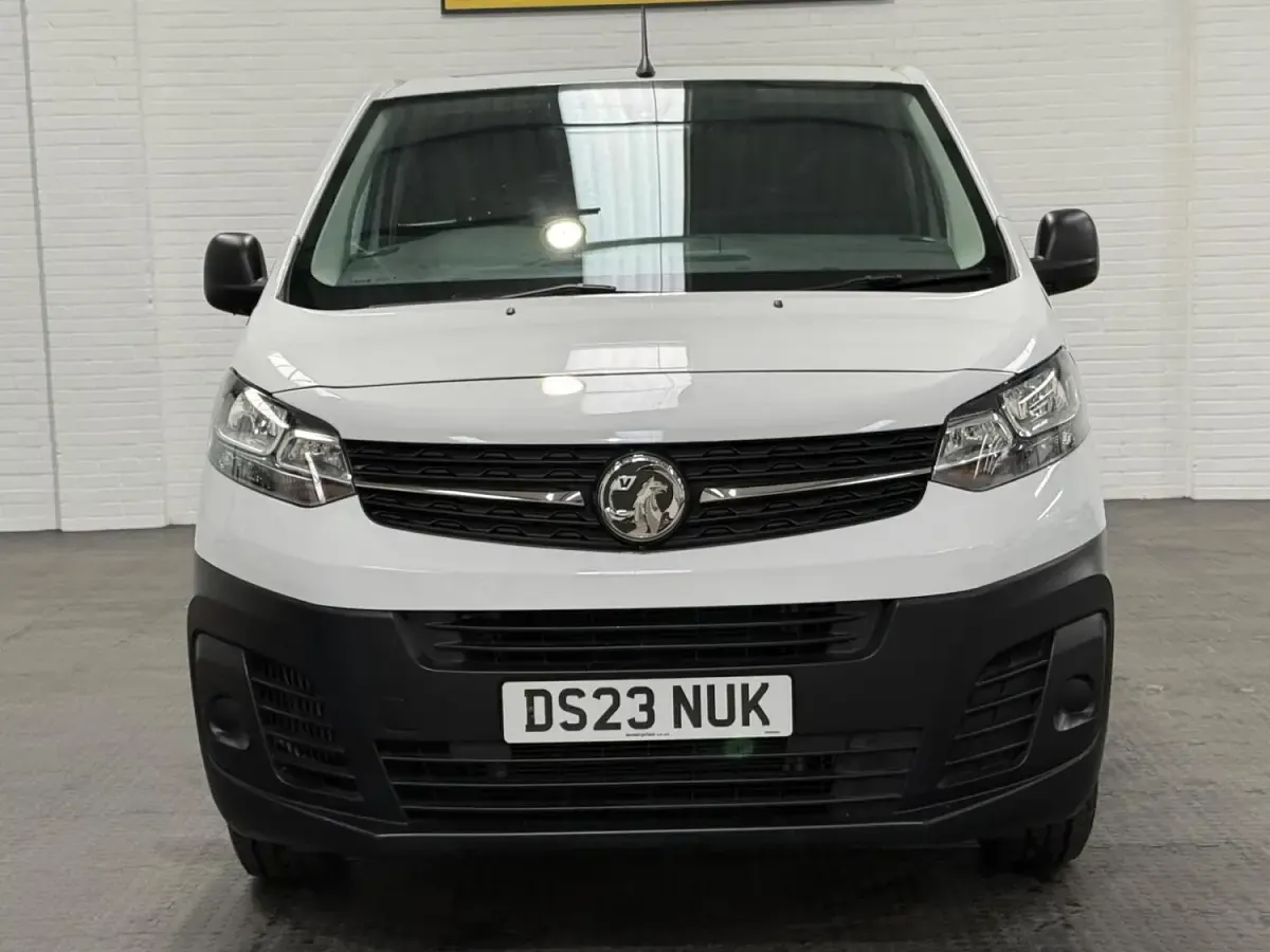 Second-hand Vauxhall Vivaro S 100 CP (73 kW) 2023 Alb Monovolum