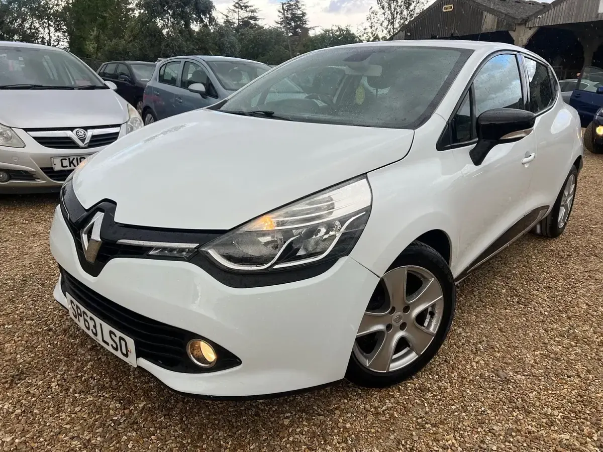 Used Renault Clio Dynamique 75 HP (55 kW) 2013 White Hatchback