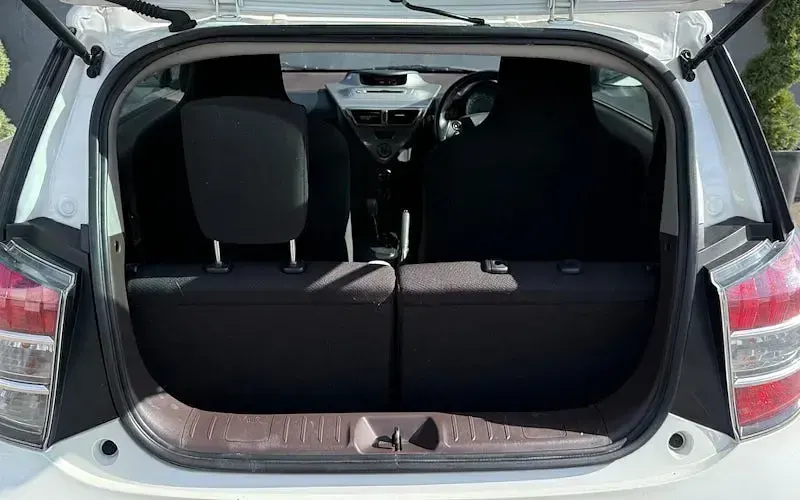 Used Toyota iQ 69 HP (50 kW) 2009 White Hatchback