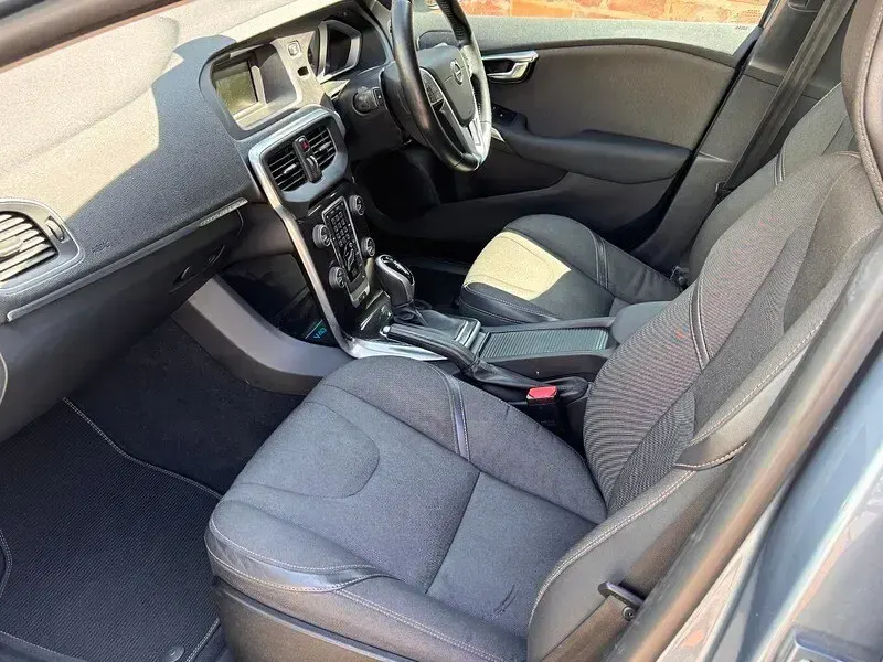 Used Volvo V40 CC 152 HP (111 kW) 2017 Blue Estate