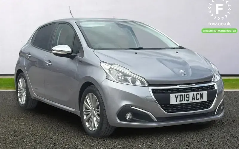 Used Peugeot 208 Signature Sky 82 HP (60 kW) 2019 Hatchback