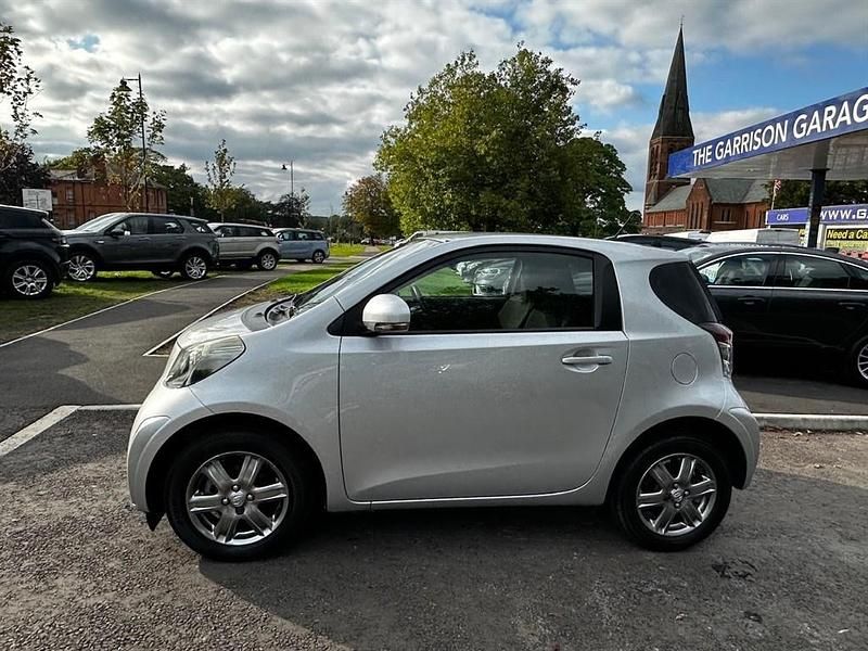 Used Toyota iQ 68 HP (50 kW) 2009 Silver Hatchback