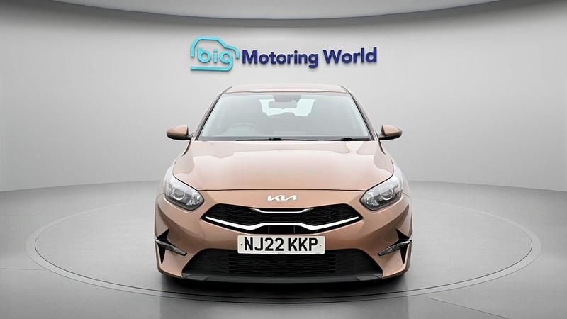 Usado Kia Ceed 118 HP (86 kW) 2022 Castanho Citadino
