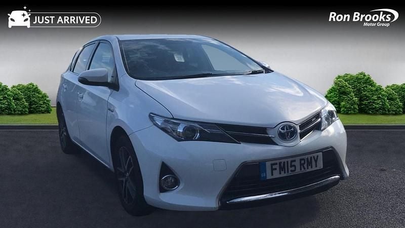 White Used 2015 Toyota Auris Hybrid Plus Hatchback | £10,494 (Fair price) - Image 1/1