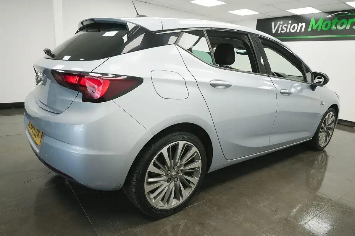 Used Vauxhall Astra SRi 122 HP (89 kW) 2019 Silver Hatchback
