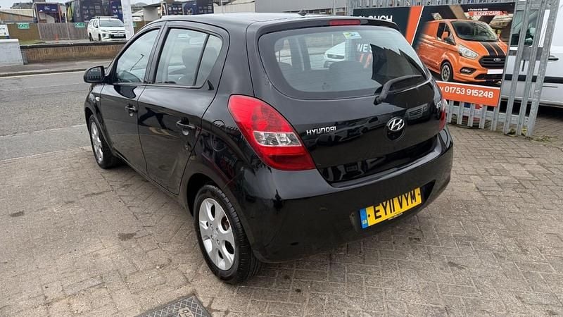 Used Hyundai i20 Comfort 77 HP (56 kW) 2011 Black Hatchback