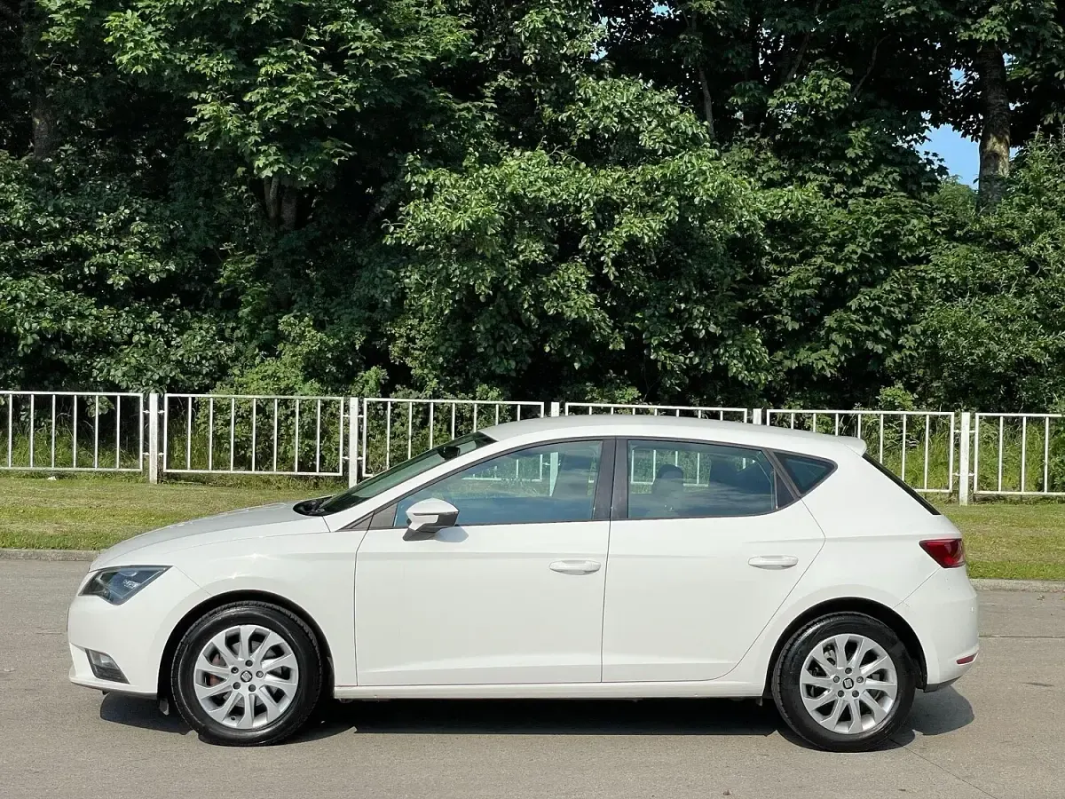 Used Seat Leon SE 105 HP (77 kW) 2015 White Hatchback