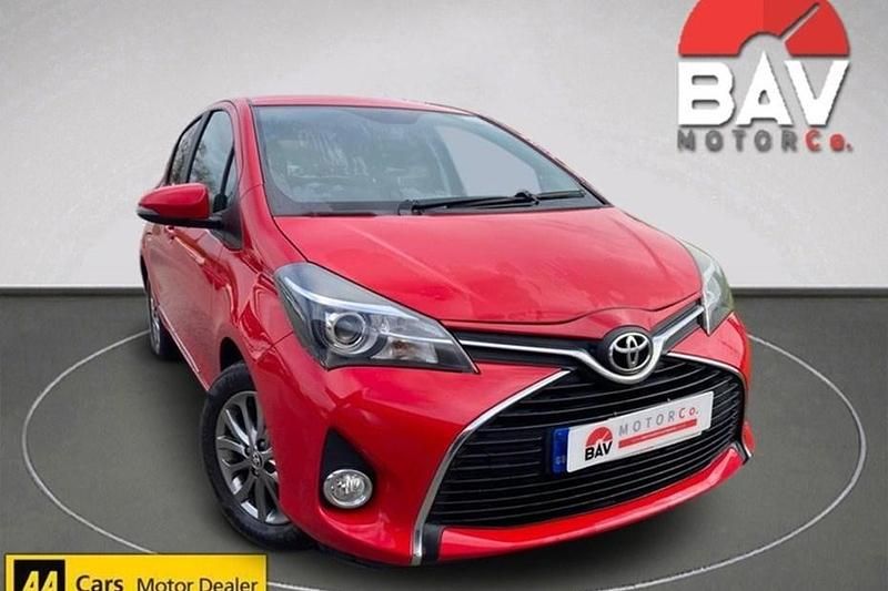 Used Toyota Yaris 99 HP (72 kW) 2016 Red Hatchback
