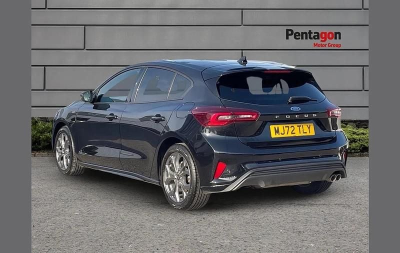 Begagnad Ford Focus ST-Line 123 HK (90 kW) 2023 Svart Halvkombi