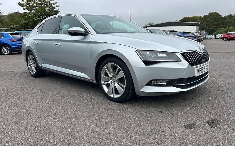 Brilliant silver metallic Used 2019 Skoda Superb SE L Executive Hatchback | £13,831 (Fair price) - Image 1/3