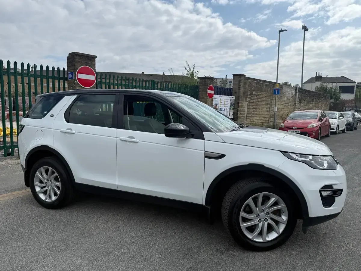 Used Land Rover Discovery 5 SE 2018 White SUV