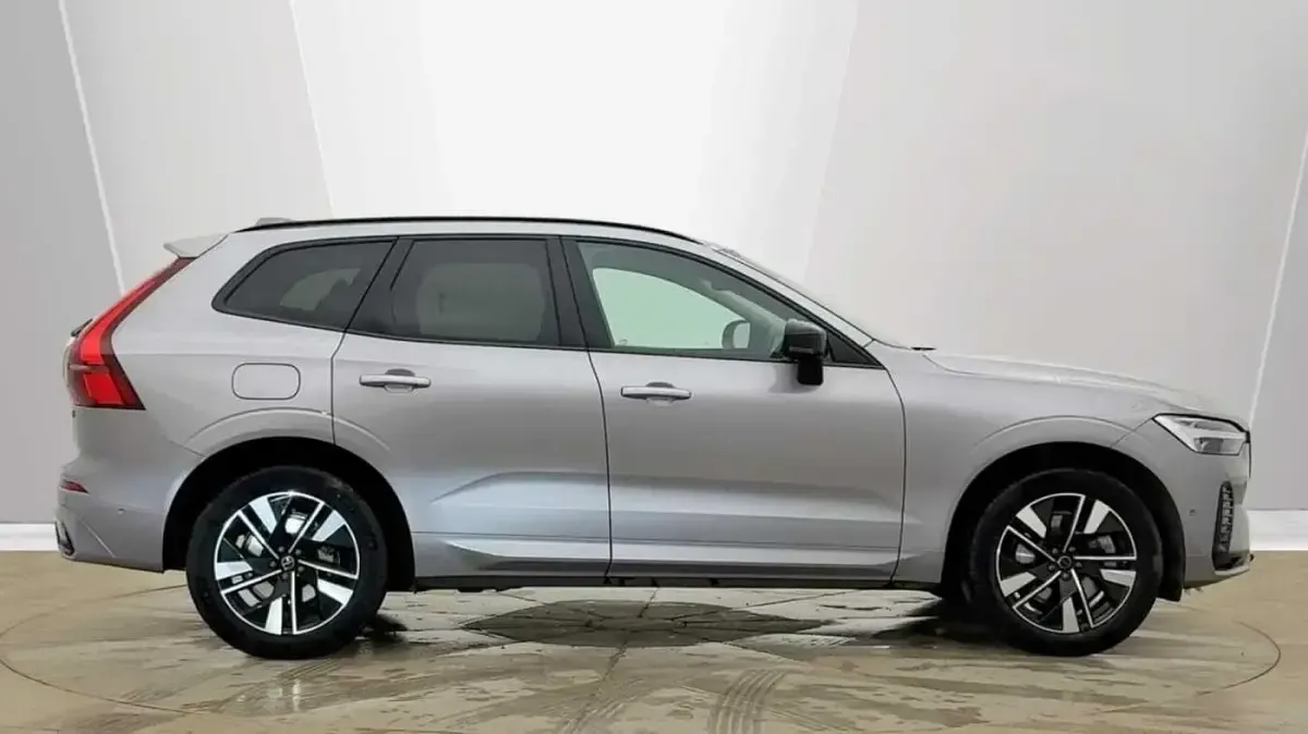 Usado Volvo XC60 Plus 247 HP (181 kW) 2025 Prateado SUV