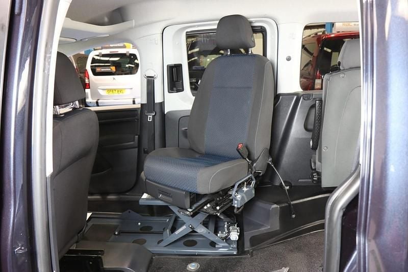 Blue Used 2018 VW Caddy Maxi Life Life MPV | £22,450 (Expensive) - Image 1/4