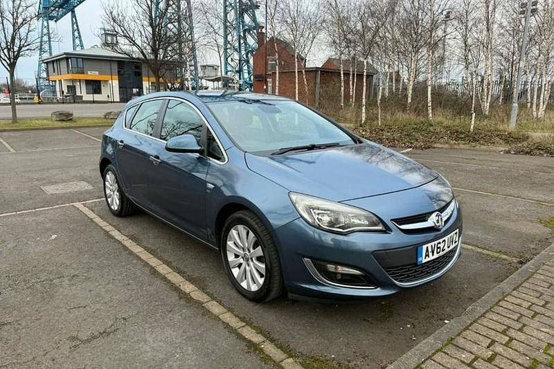 Used Vauxhall Astra 130 HP (95 kW) 2013 Blue Hatchback