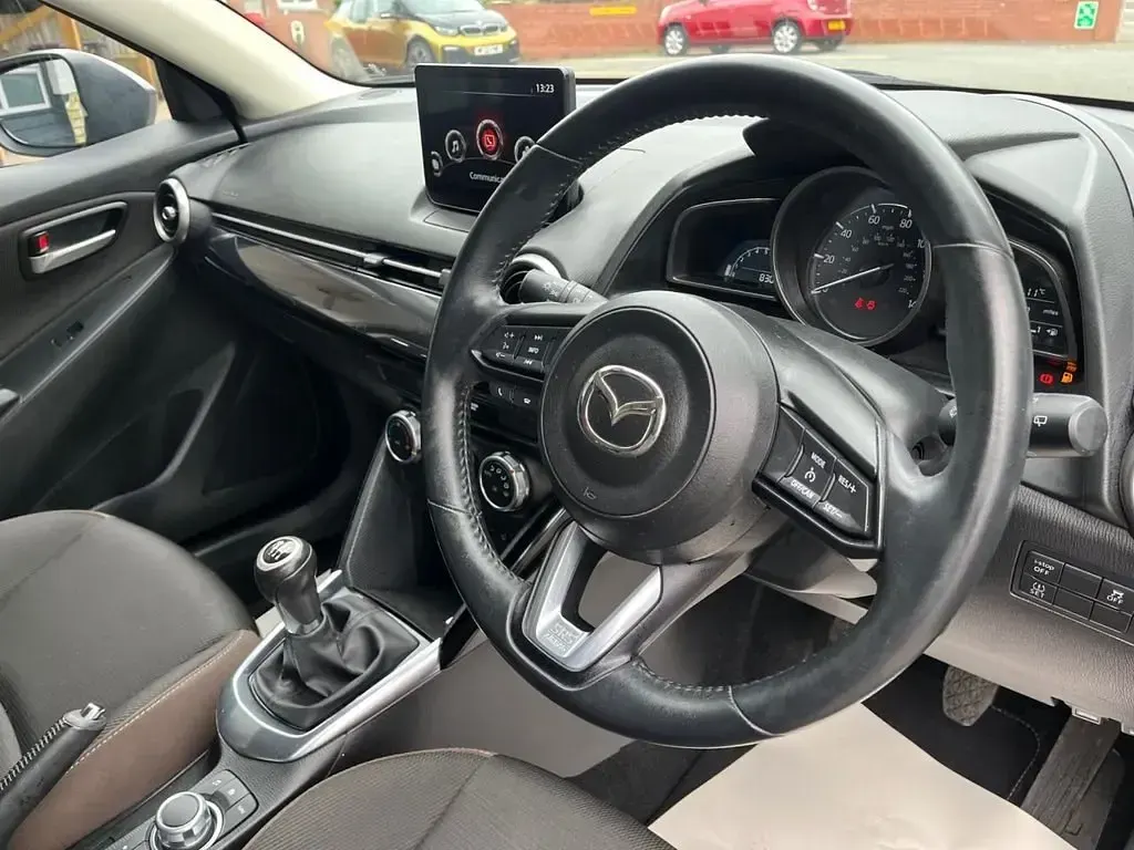 Usado Mazda 2 75 HP (55 kW) 2023 Cinzento Citadino