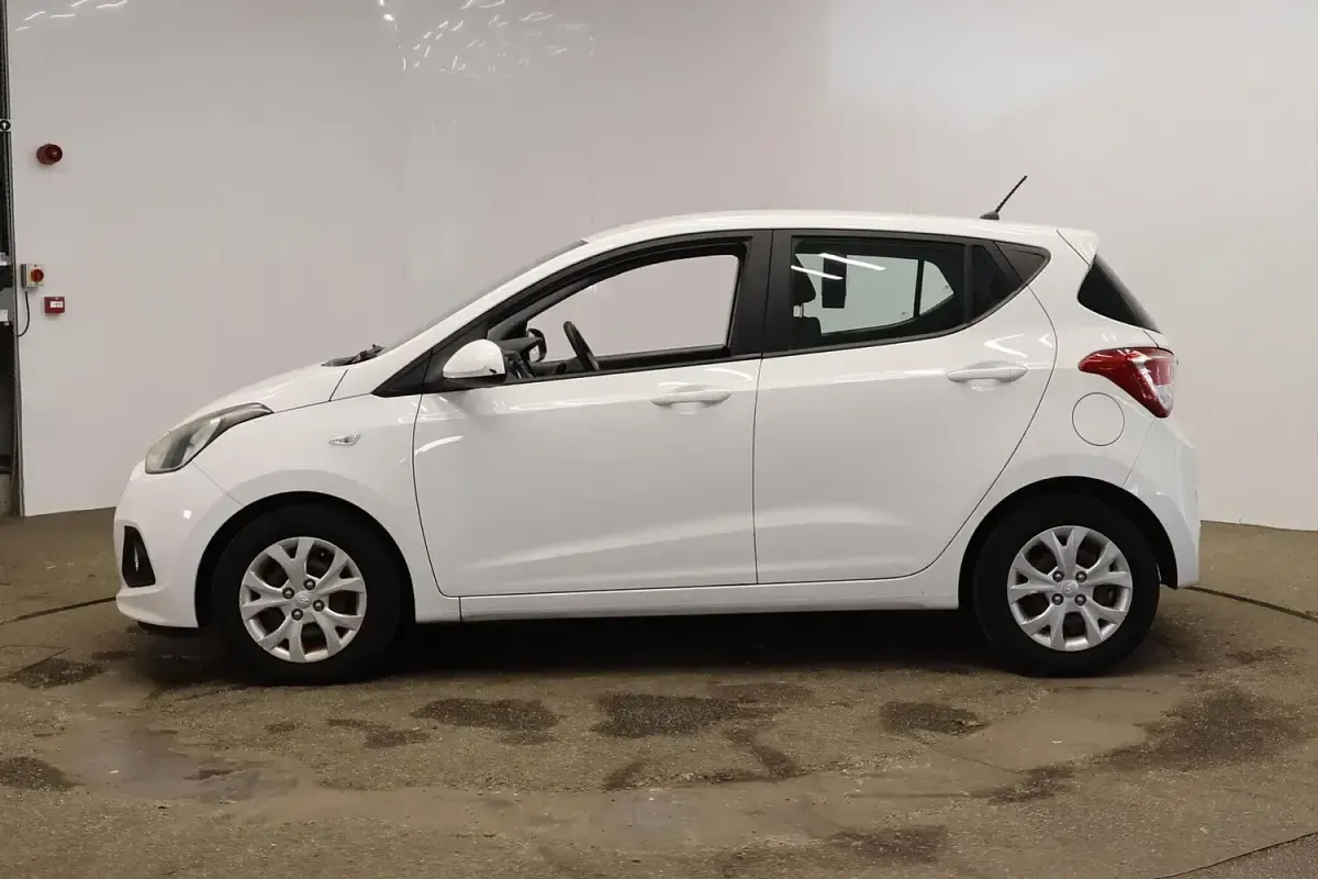 Used Hyundai i10 SE 67 HP (49 kW) 2014 White Hatchback