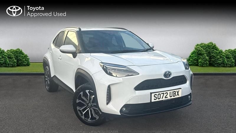 Pure white Used 2023 Toyota Yaris Hybrid Design SUV | £19,890 (Super price) - Image 1/4