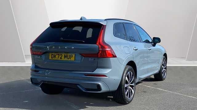Begagnad Volvo XC60 Plus 197 HK (144 kW) 2022 Grå SUV
