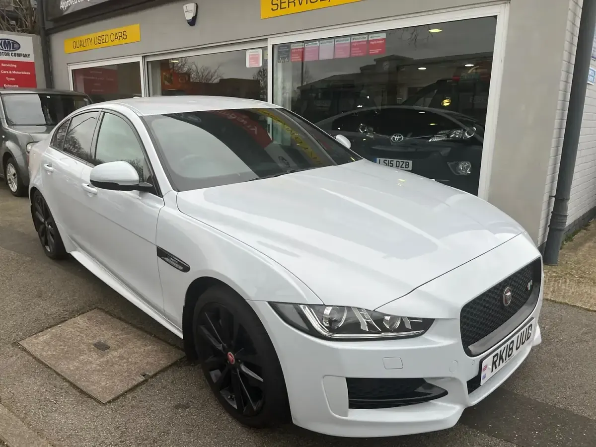 Used Jaguar XE Ingenium 200 HP (147 kW) 2018 White Sedan