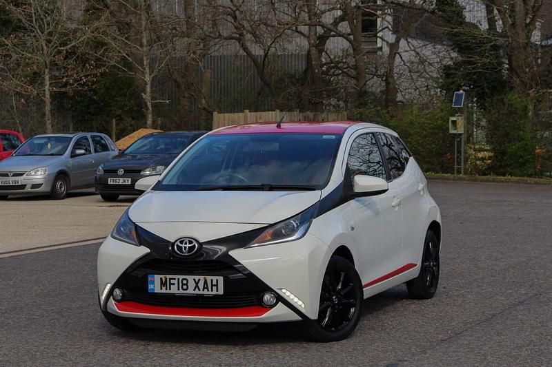 Begagnad Toyota Aygo x-press 2018 Vit Halvkombi