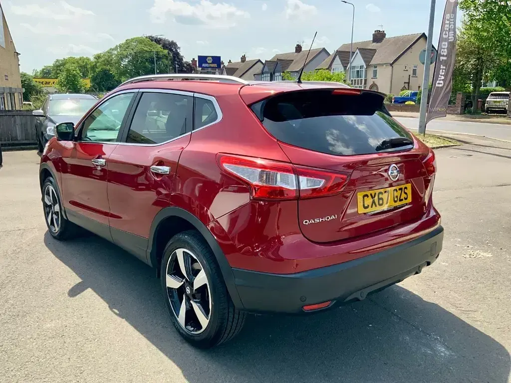 Used Nissan Qashqai N-Connecta 110 HP (80 kW) 2017 Red SUV