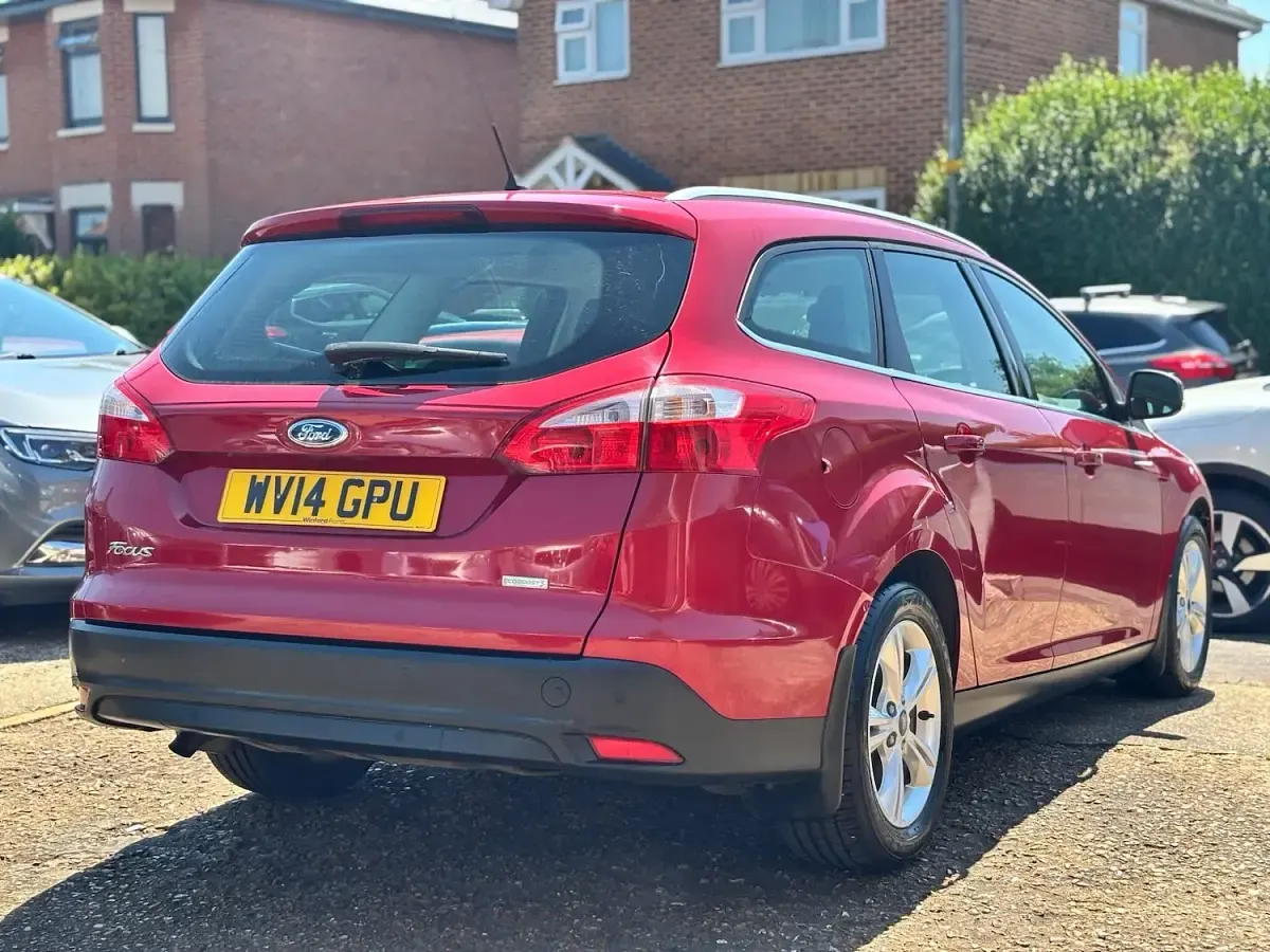 Used Ford Focus Zetec 125 HP (91 kW) 2014 Red Estate