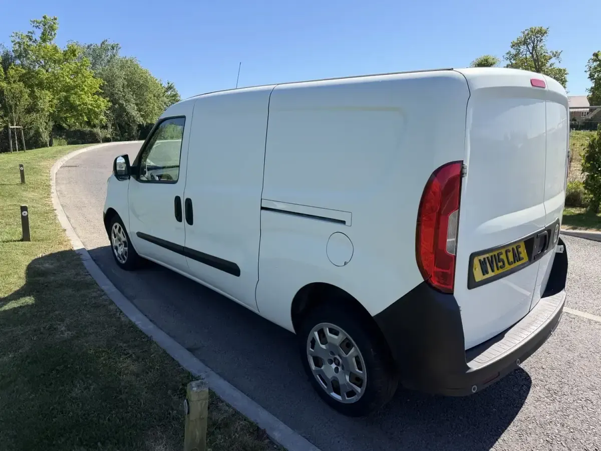 Usado Fiat Doblò 90 HP (66 kW) 2015 Branco Monovolume