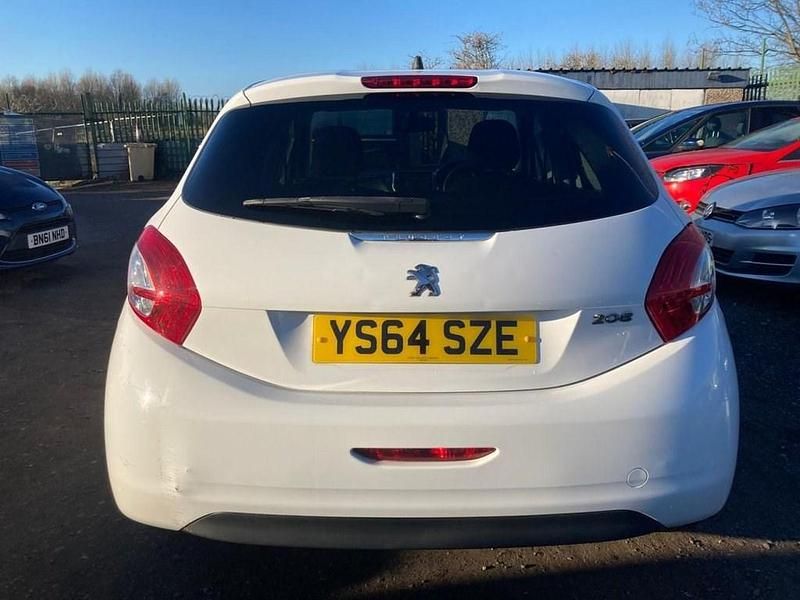 Used Peugeot 208 Allure 82 HP (60 kW) 2015 White Hatchback