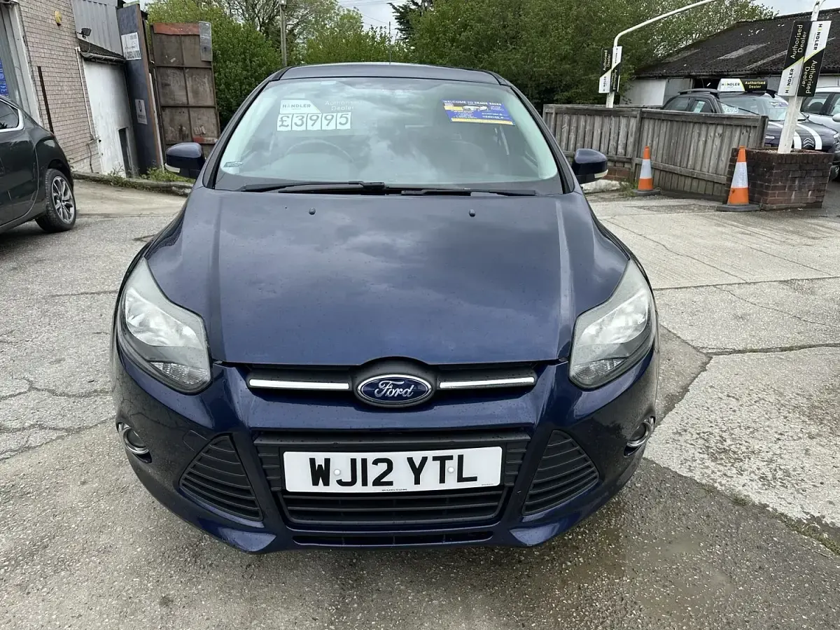 Used Ford Focus Zetec 125 HP (91 kW) 2012 Blue Hatchback