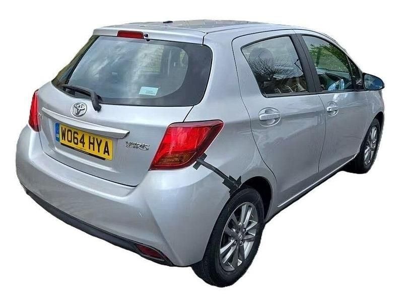 Used Toyota Yaris Multidrive S 99 HP (72 kW) 2015 Silver Hatchback